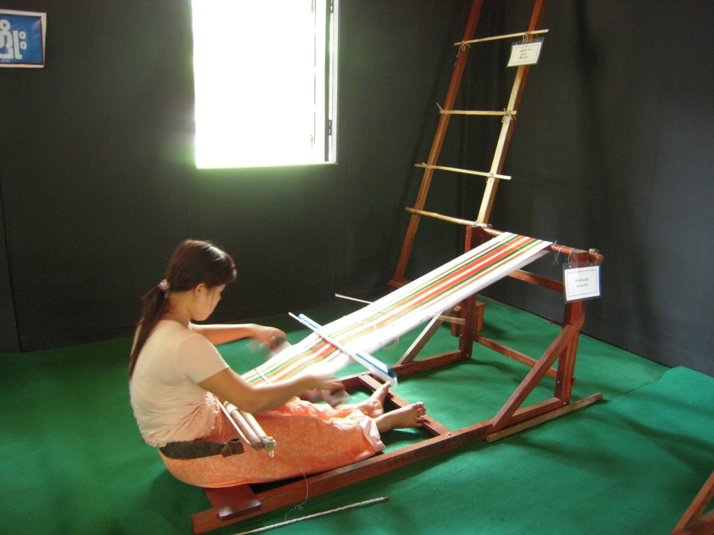 少数民族の布は腰機で織られる